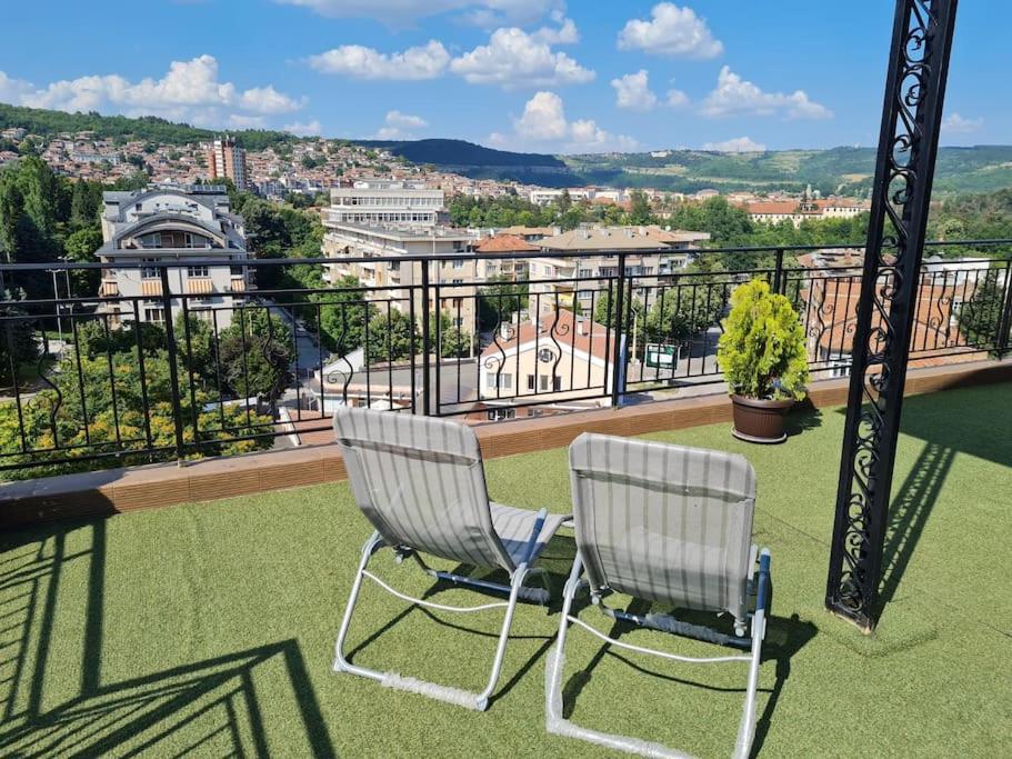 Unique Studio- Great Balcony And View! Parking Possibility! *